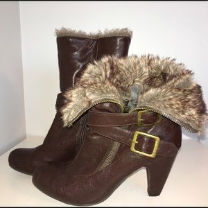 TARGET  - FAKE FUR  - US 8 - BROWN - 2 INCH HEEL